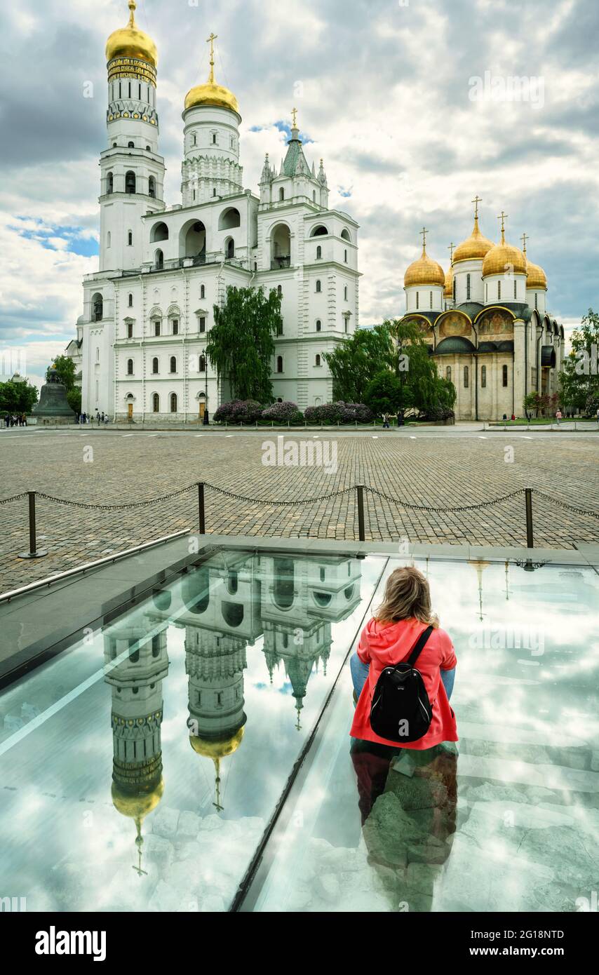 Jeune touriste à Moscou Kremlin, Russie. Personne regarde les vieilles cathédrales orthodoxes russes et les églises dans le centre-ville de Moscou. Vue sur la jeune femme et la Banque D'Images