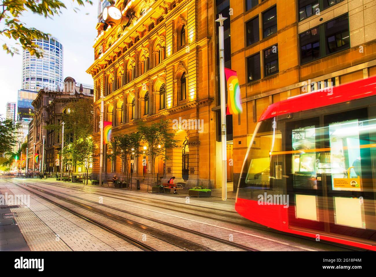 George Street à Sydney près de Martin place au coucher du soleil - tram flou en plein éclairage - architecture moderne de la ville. Banque D'Images