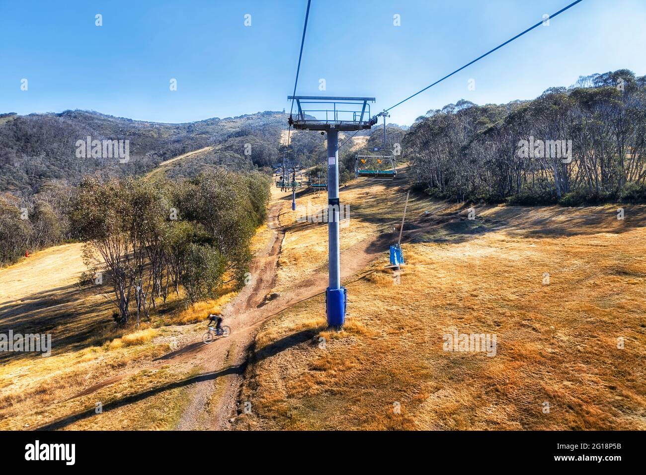 Télésiège du téléphérique depuis le village de Thredbo jusqu'aux Snowy Mountains, sur piste sportive de VTT. Banque D'Images