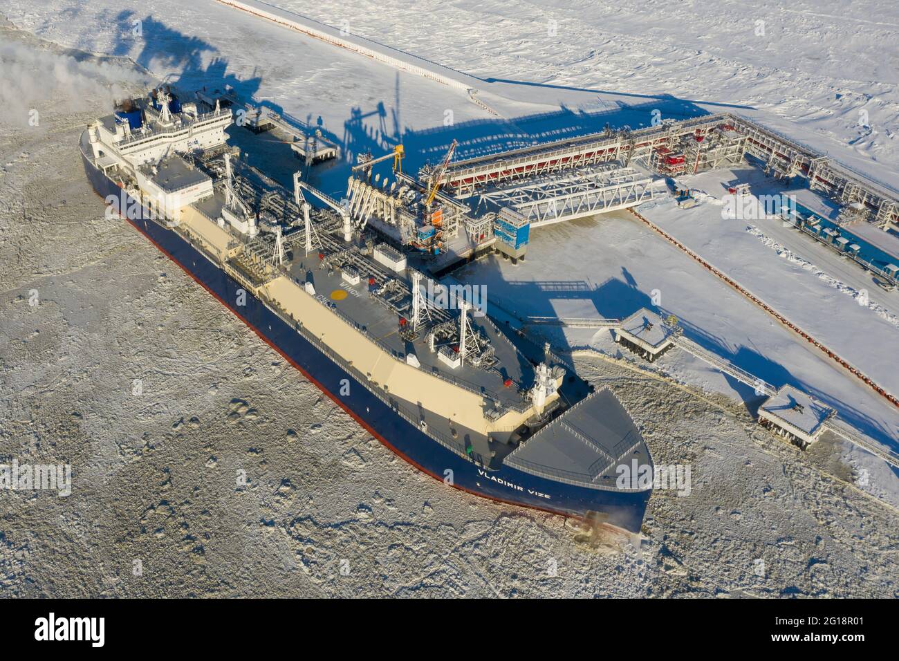 Sabetta, région de Tyumen, Russie - 30 mars 2021 : le transporteur de gaz Vladimir Vize est chargé de gaz naturel liquéfié à la berth. Banque D'Images