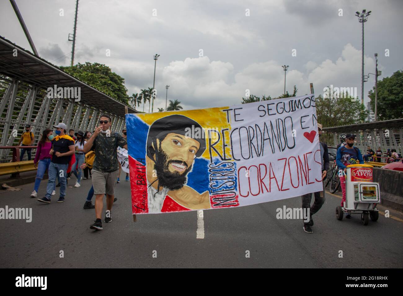 Les gens portent un sogme avec une image de Lucas Villa qui lit "nous nous souvenons de vous dans nos coeurs" dans une manifestation en hommage et à la mémoire de Lucas Villa, jeune homme tué lors de manifestations anti-gouvernementales dans des cas de brutalité et de troubles de la police le 5 mai, 2021 la nuit sur le viaduc Cesar Gaviria Trujillo dans les limites de Dosquebradas-Pereira 05 juin 2021 à Peira, Colombie. Banque D'Images