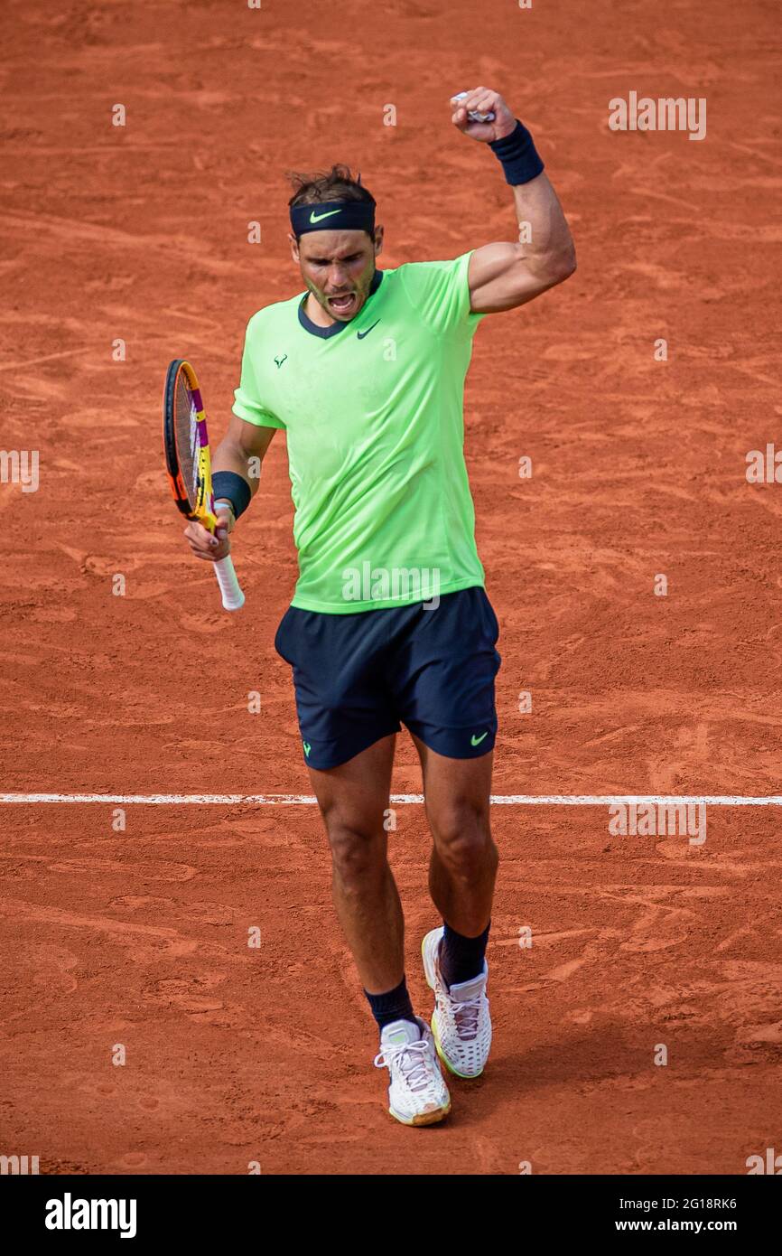 Paris, France. 5 juin 2021. Rafael Nadal fête après le troisième match de  championnat masculin entre Rafael Nadal d'Espagne et Cameron Norrie de  Grande-Bretagne au tournoi de tennis Open de France à