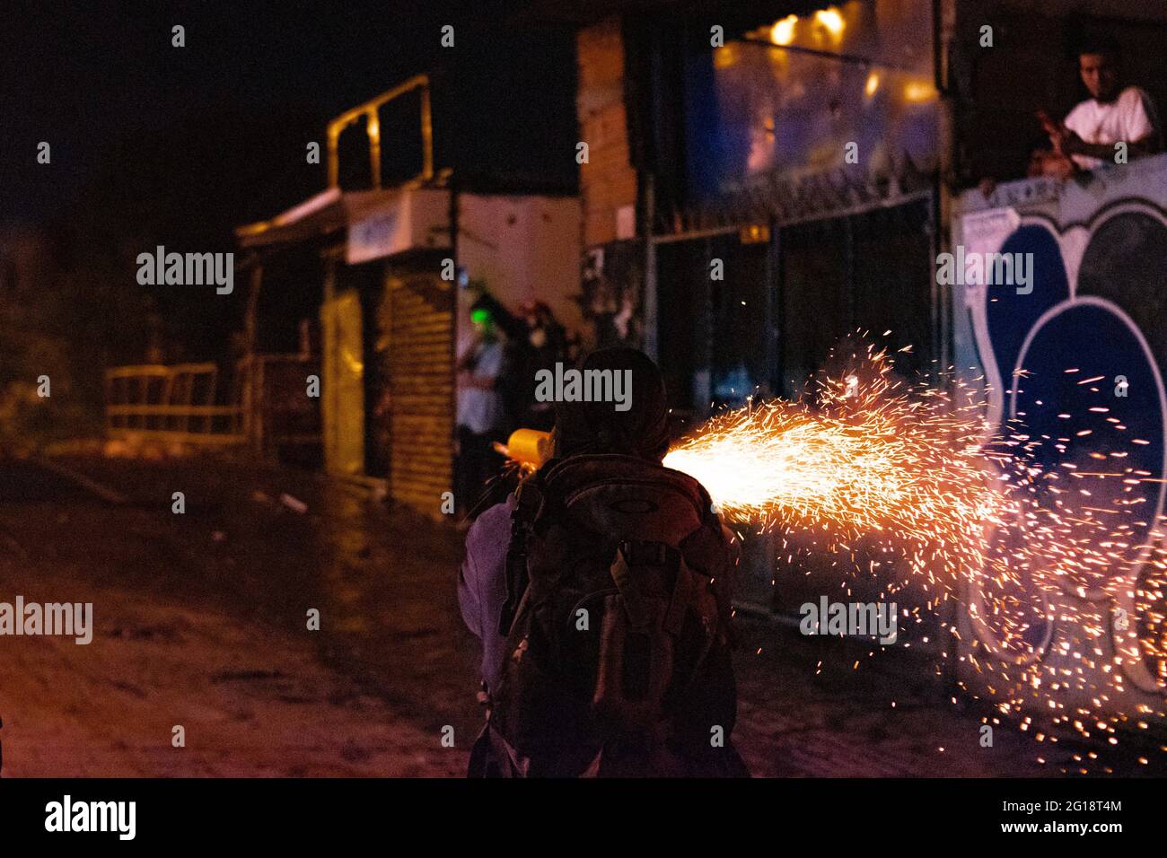 Alors que des affrontements éclatent entre les manifestants et la police anti-émeute de Colombie (ESMAD) à Medellín, Colombie, après plusieurs semaines de manifestations anti-gouvernementales contre les réformes fiscales et sanitaires du Président Ivan Duque, les troubles et les abus de pouvoir des affaires qui laissent au moins 70 morts selon les ONG le 4 juin 2021. Banque D'Images