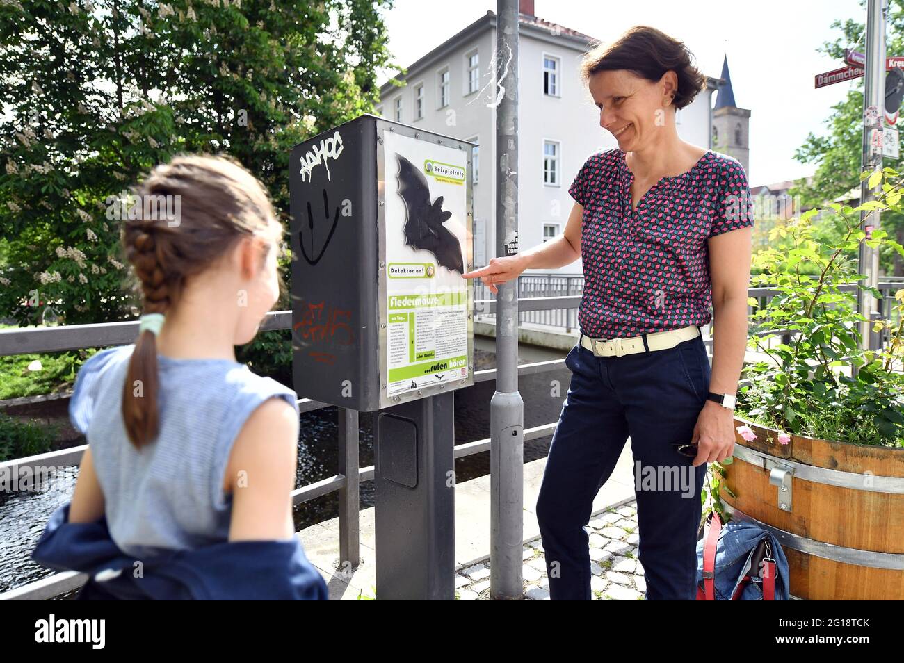 Erfurt, Allemagne. 04e juin 2021. Inken Karst, biologiste et expert en chauve-souris d'Erfurt, présente un détecteur de chauve-souris derrière le Krämerbrücke depuis 2008. Le Président fédéral décerne l'ordre du mérite de la République fédérale d'Allemagne à l'enfant de 48 ans le 7 juin. Trois femmes et trois hommes seront honorés pour leur engagement envers la protection de la nature, de l'environnement et du climat, ils protègent les habitats menacés et s'engagent à préserver la biodiversité. (Au portrait de dpa 'petits animaux, grand engagement: Erfurt biologiste protège les chauves-souris') Credit: Martin Schutt/dpa-Zentralbild/dpa/Alay Live News Banque D'Images