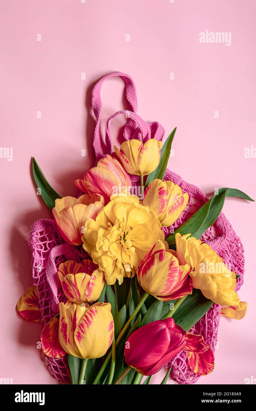 Gros plan bouquet de tulipes fraîches de printemps sur un sac à ficelle vue de dessus. Banque D'Images