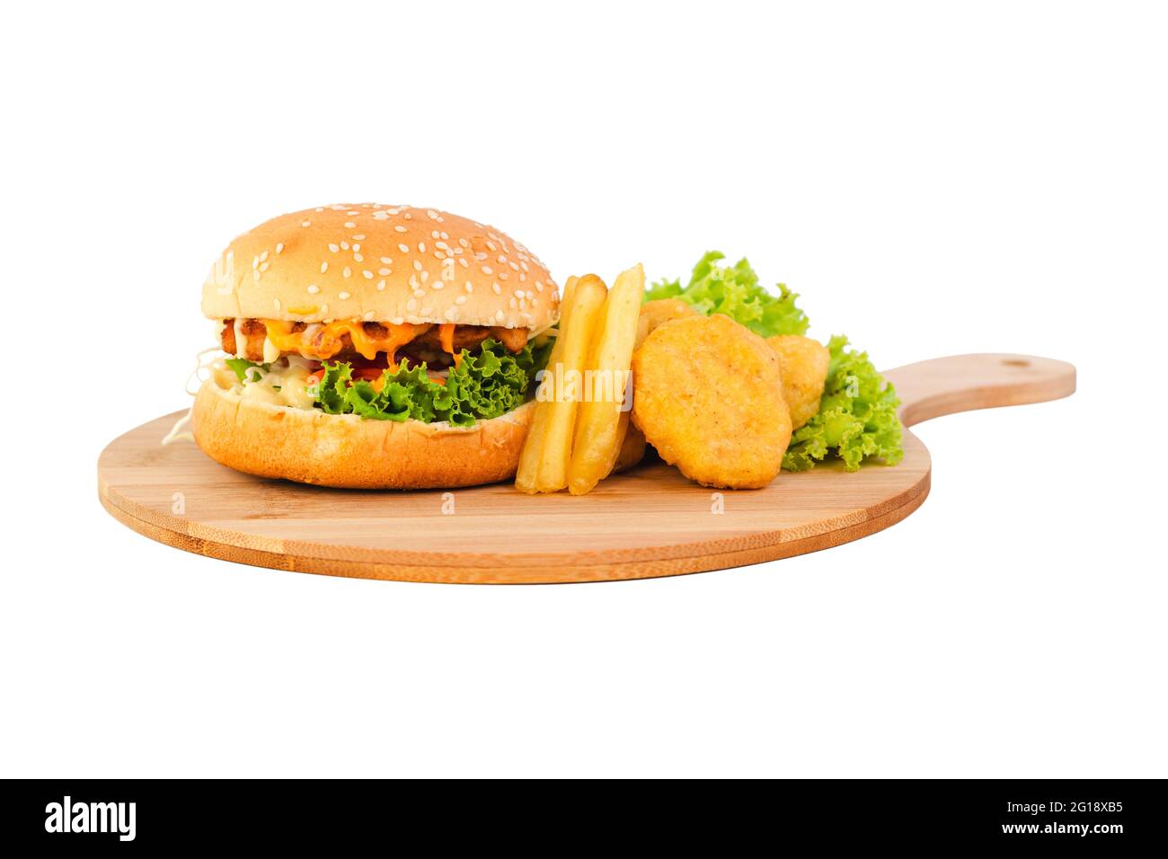 Hamburger de poulet avec nuggets et frites sur une assiette en bois sur fond blanc Banque D'Images Hamburger de poulet avec nuggets et frites sur une assiette en bois sur fond blanc Banque D'Images