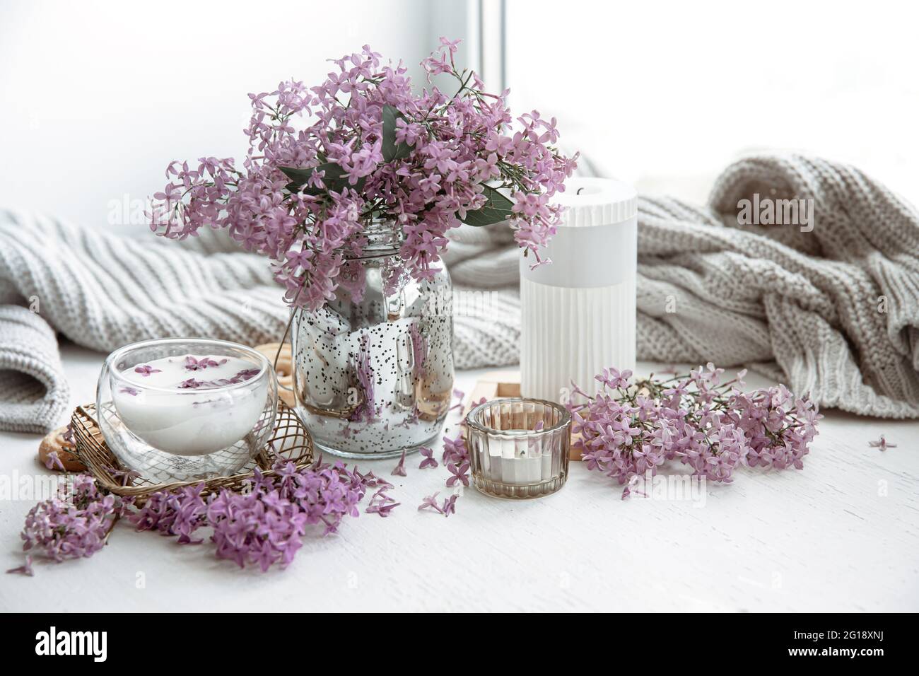 Arrangement délicat de printemps avec des fleurs dans un vase, un 
