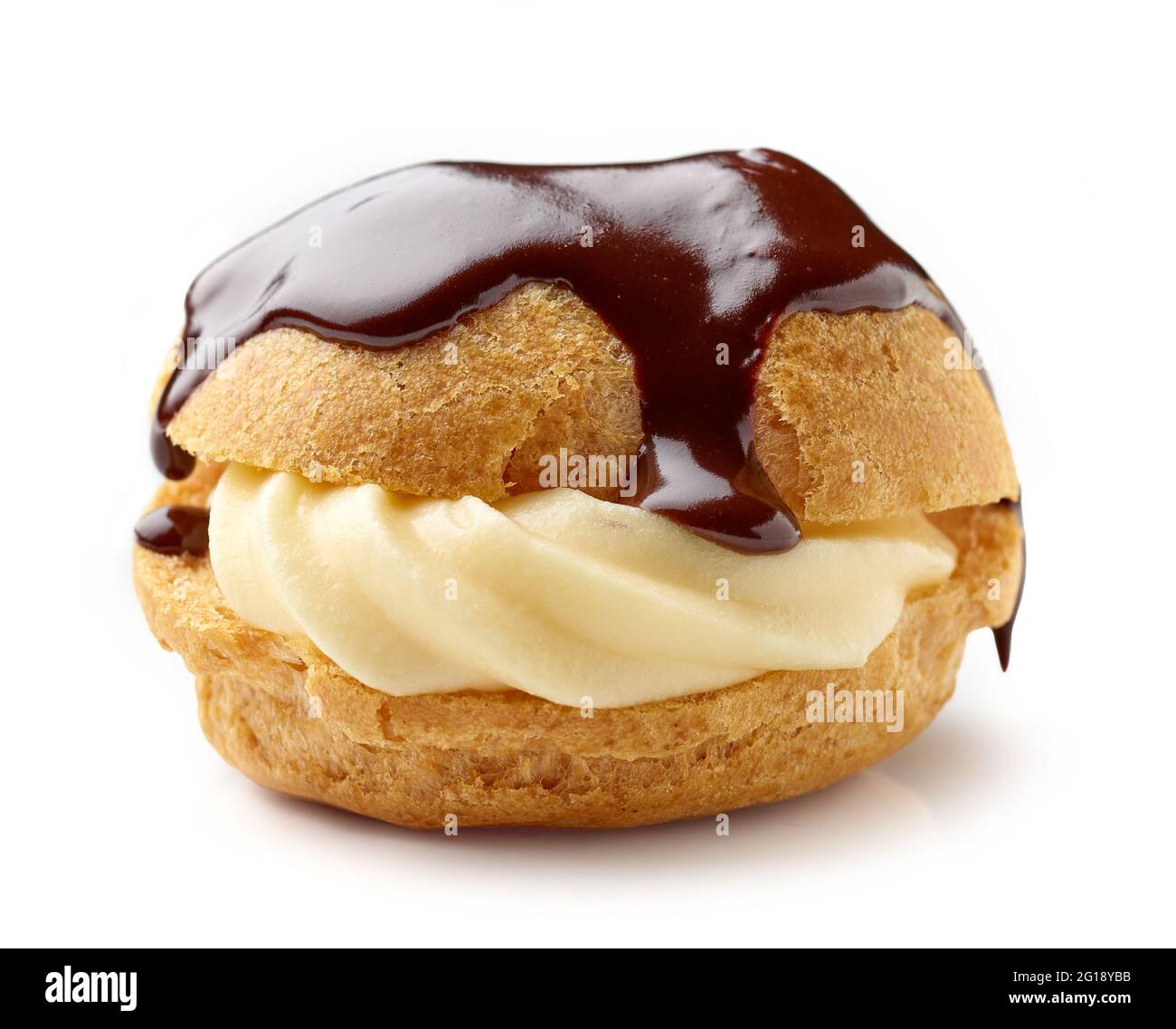 crème fraîche épaisse et crème anglaise recouverte de chocolat fondu isolé sur fond blanc Photo