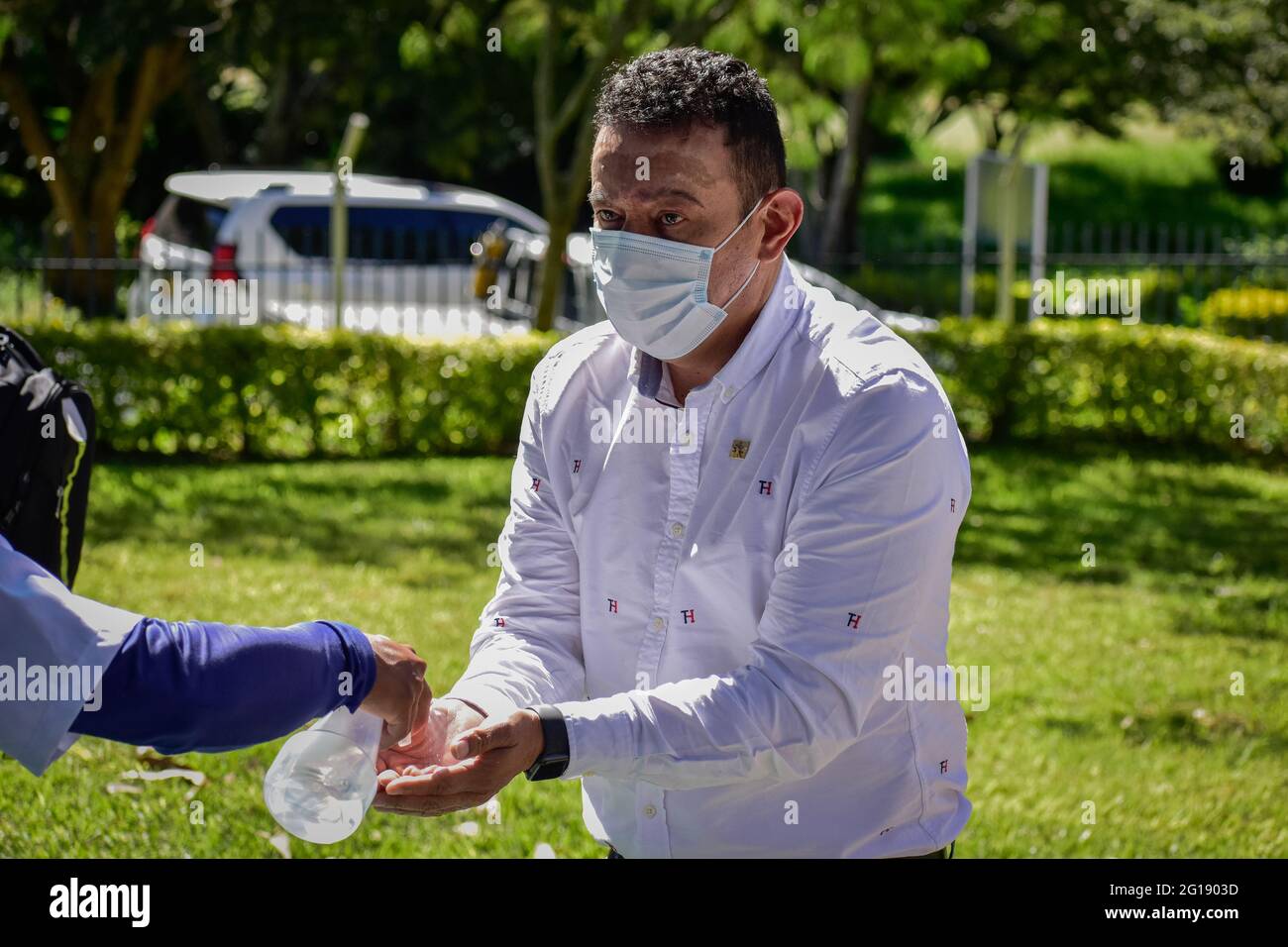 Le gouverneur de Narino applique de l'alcool pour prévenir la propagation du nouveau coronavirus avant de commencer l'audience publique convoquée par le Sénat colombien, les Nations Unies et l'OEA (OEA) à Pasto, Narino après la violence et l'agitation lors des manifestations anti-gouvernementales contre le président Iván Duque et la brutalité policière qui ont causé la mort d'au moins 70 personnes au cours du dernier mois de manifestations. Le 5 juin 2021 Banque D'Images