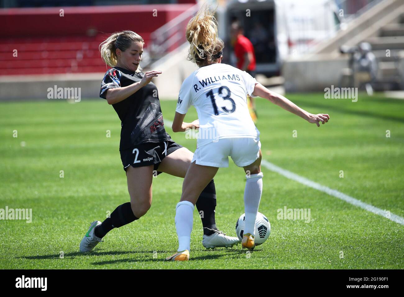 Le défenseur du courage de Caroline du Nord Ryan Williams (13) et le champion des Red Stars de Chicago Kealia Watt (2) se battent pour le ballon lors d'un match MLS au soldat fie Banque D'Images