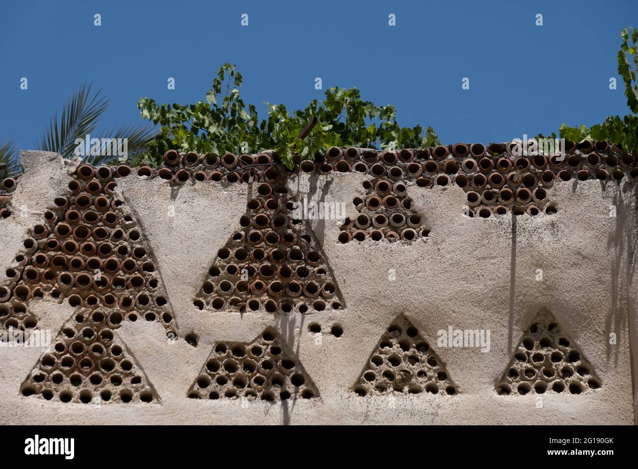 Crépines creuses de tuyaux en argile (kizan) en formation triangulaire construite à activer le flux d'air et la confidentialité dans la balustrade d'un Maison dans le quartier musulman vieille ville Jérusalem-est Israël Banque D'Images