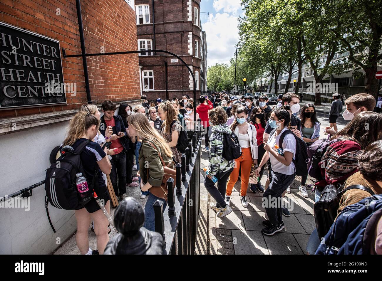 PHOTO : JEFF GILBERT, le 05 juin 2021. Hunter Street Clinic, Hunter Street, Kings Cross, Londres, Royaume-Uni les étudiants de l'UCL font la queue pour la vaccination contre le coronavirus à Bloomsbury Surgery, Londres, Royaume-Uni Banque D'Images