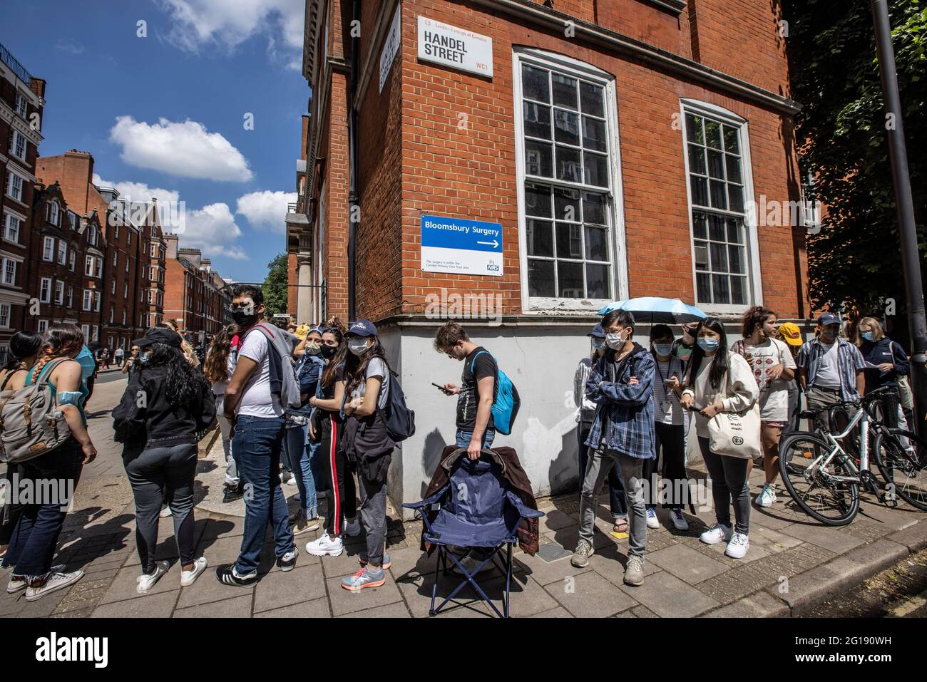 PHOTO : JEFF GILBERT, le 05 juin 2021. Hunter Street Clinic, Hunter Street, Kings Cross, Londres, Royaume-Uni les étudiants de l'UCL font la queue pour la vaccination contre le coronavirus à Bloomsbury Surgery, Londres, Royaume-Uni Banque D'Images