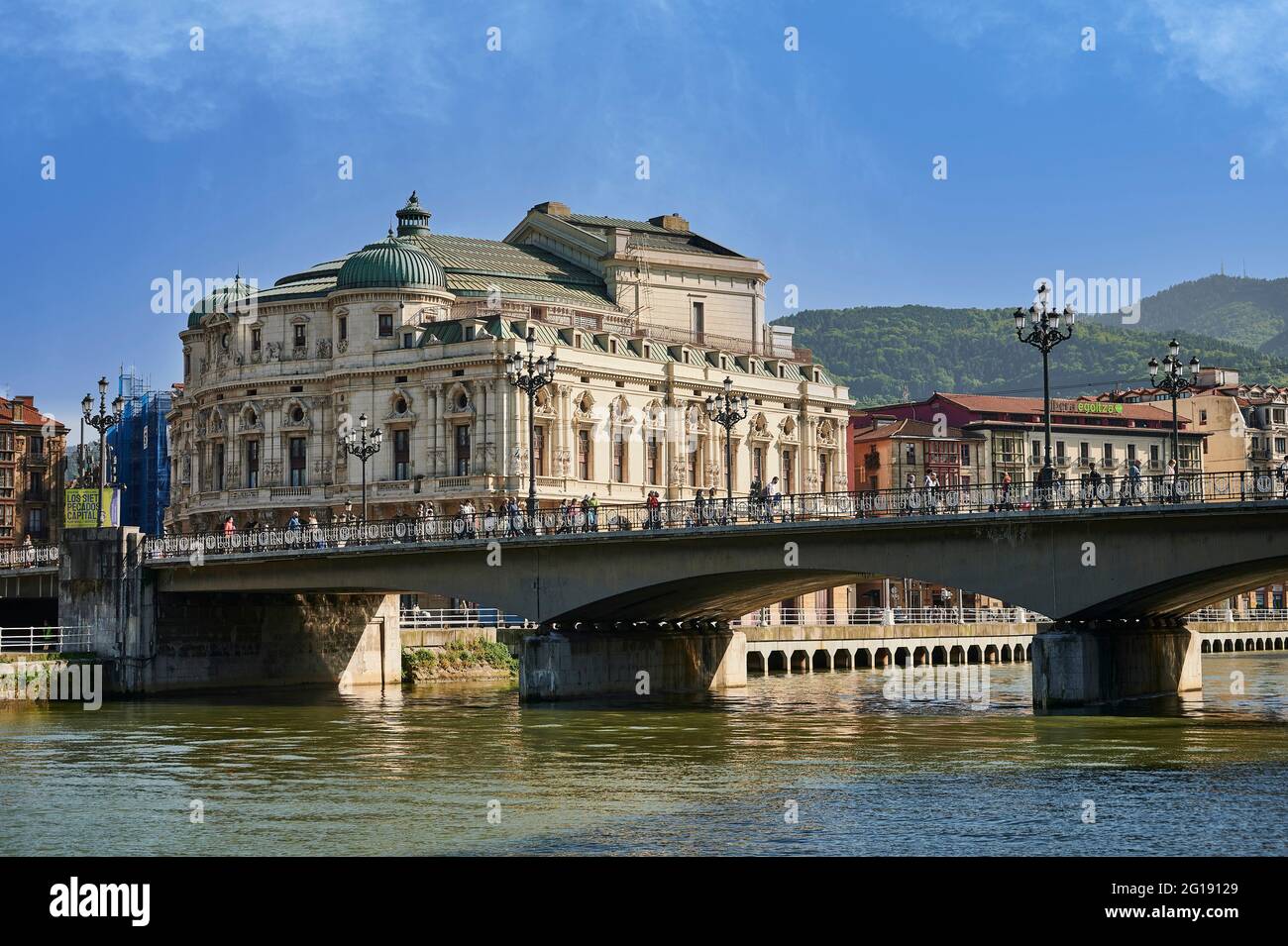 La rivière Nervion et Théâtre Arriaga, Bilbao, Biscaye, Pays Basque, Pays Basque, Espagne, Europe Banque D'Images
