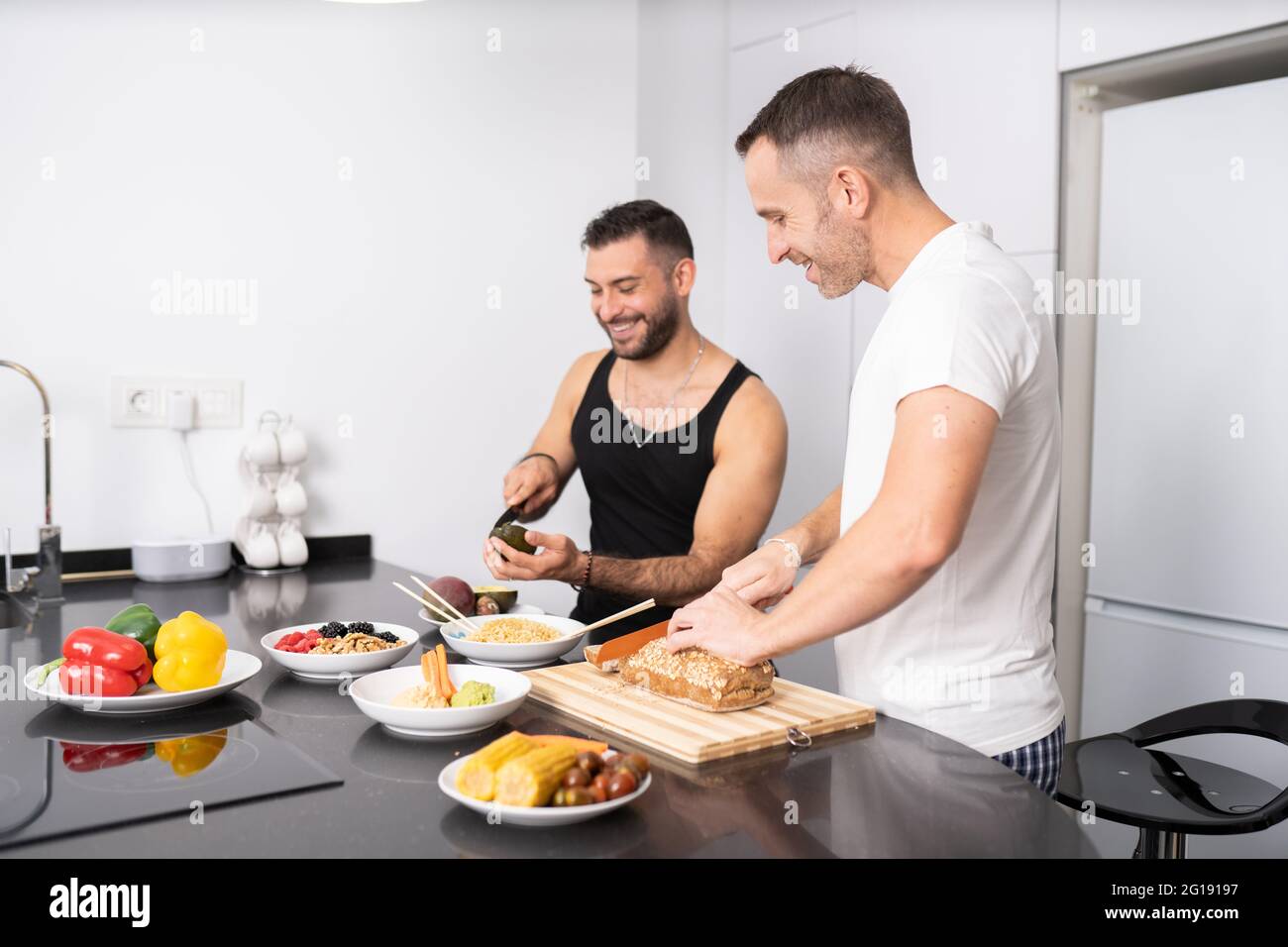 Gay couple cooking together Banque de photographies et d'images à haute  résolution - Alamy