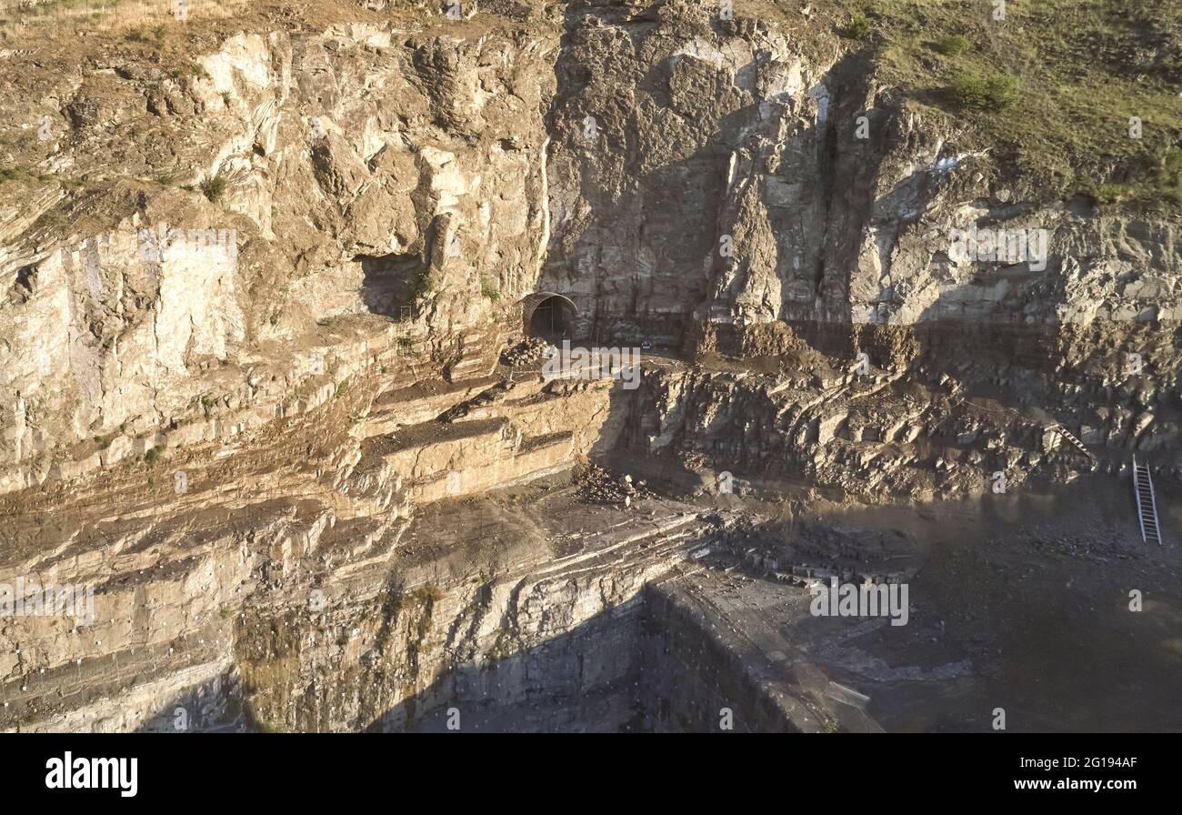 Entrée du tunnel dans la roche vue aérienne de drone par jour ensoleillé Banque D'Images