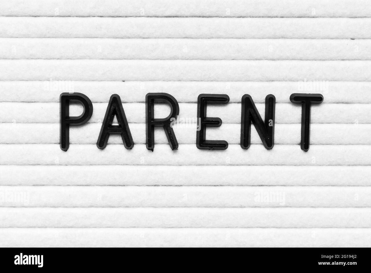 Lettre de l'alphabet noire dans le mot parent sur fond de tableau de feutre blanc Banque D'Images