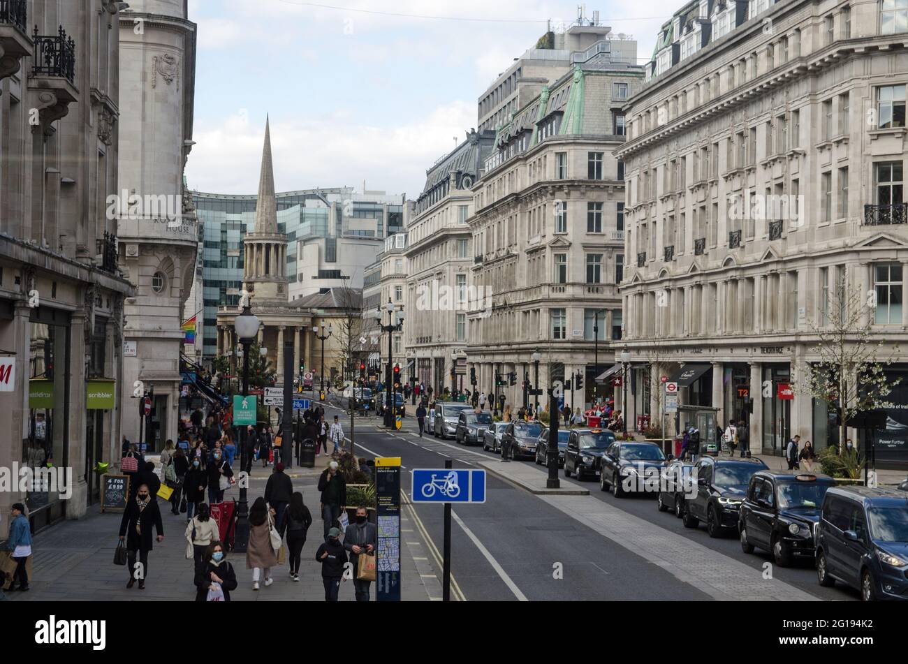 Londres, Royaume-Uni - 16 avril 2021 : vue panoramique des acheteurs et de la circulation sur Upper Regent Street, Fitzrovia, Londres. Banque D'Images