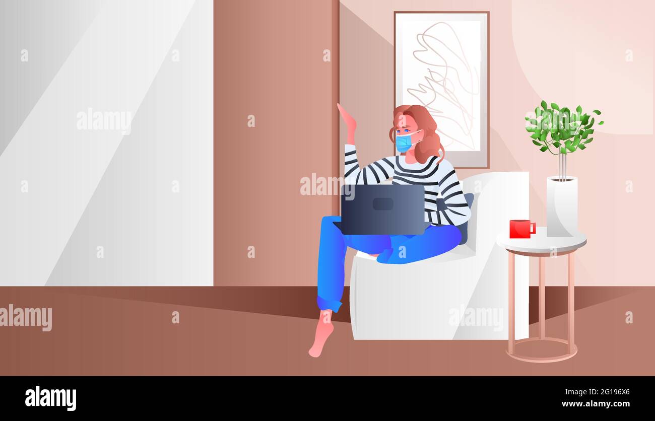 femme dans le masque assis sur un fauteuil et utilisant ordinateur portable chat bulle de communication de médias sociaux concept de réseau Illustration de Vecteur
