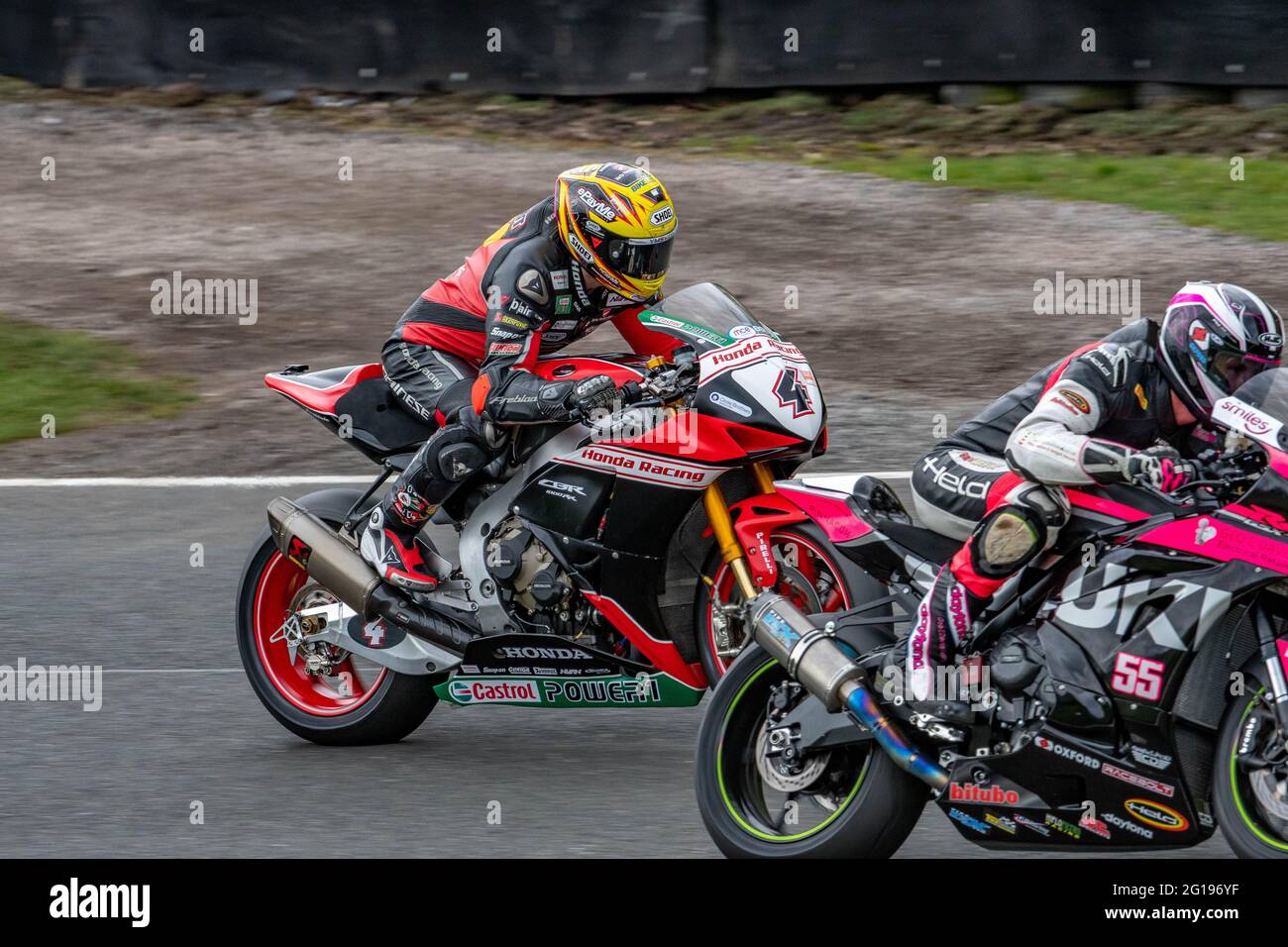 Plusieurs Motos Motorcycles Racing à Oulton Park Motorsport Race Way Race Track Cheshire British Superbike Championship Guy Martin Banque D'Images