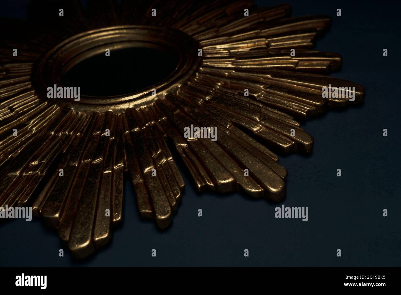 Miroir doré antique sur fond sombre Banque D'Images