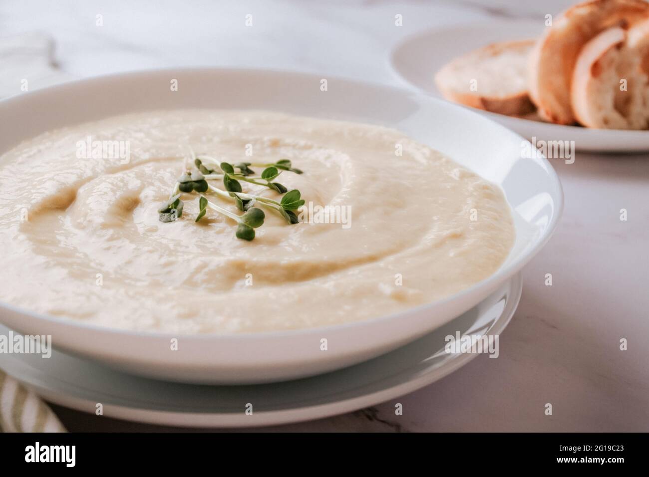 Vue rapprochée d'un bol blanc avec soupe à la crème aux champignons - concept alimentaire sain. Recette classique. Mise au point sélective Banque D'Images