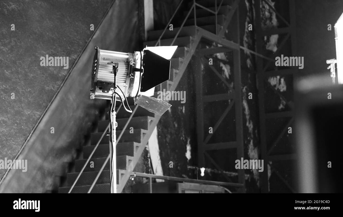 Équipements de studio lumineux pour la photo ou le film vidéo. Jeu de lumières pour une prise de vue professionnelle et un arrière-plan de l'écran. PROJECTEUR À LED et projecteur pour v Banque D'Images