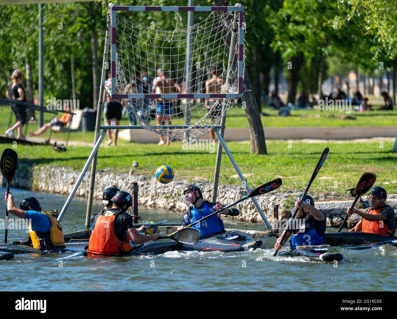 Les personnes jouant au canoë-polo ou au kayak-polo Banque D'Images
