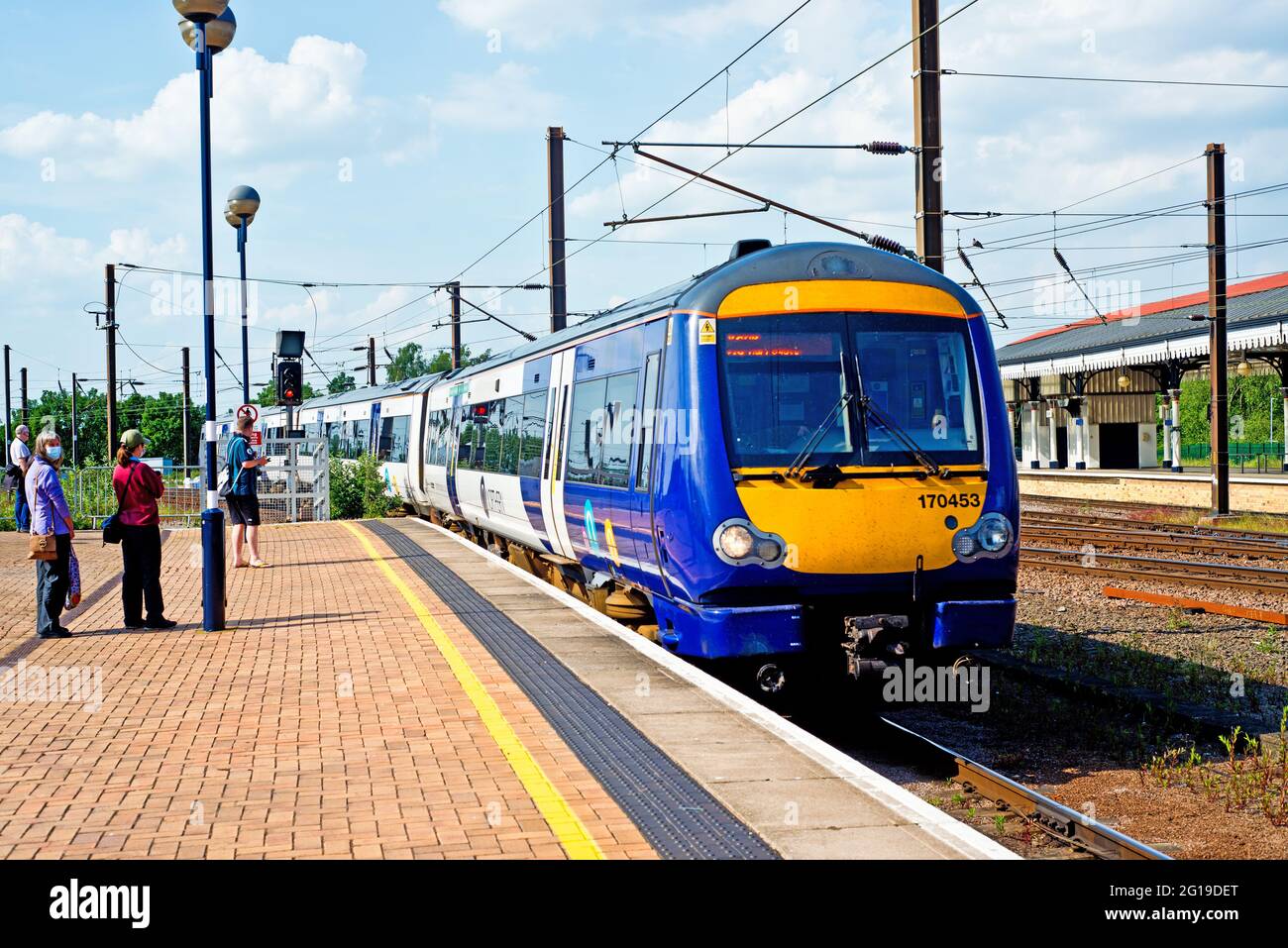 Train de classe 170583 de Leeds à la gare de York, York, Angleterre, 5 juin 2021 Banque D'Images