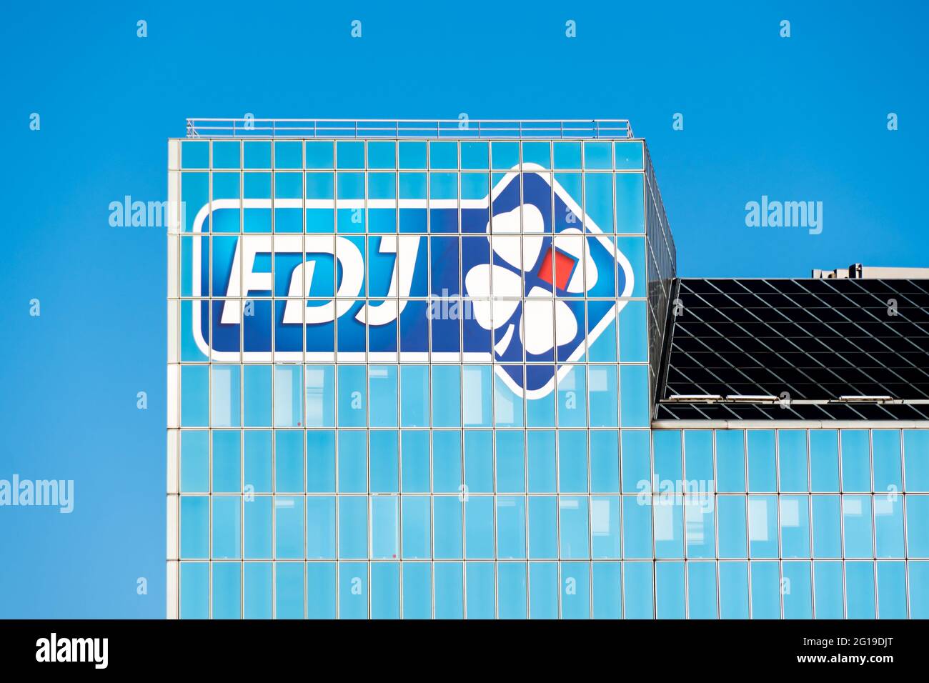 Logo sur le siège de la société française des Jeux (FDJ), opérateur français de jeux de loterie nationaux Banque D'Images