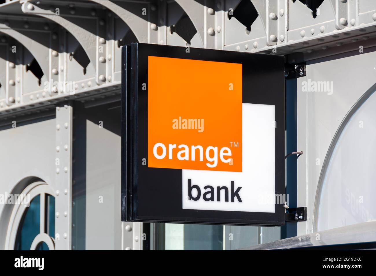 Signer avec le logo de la banque en ligne française Orange Bank Banque D'Images