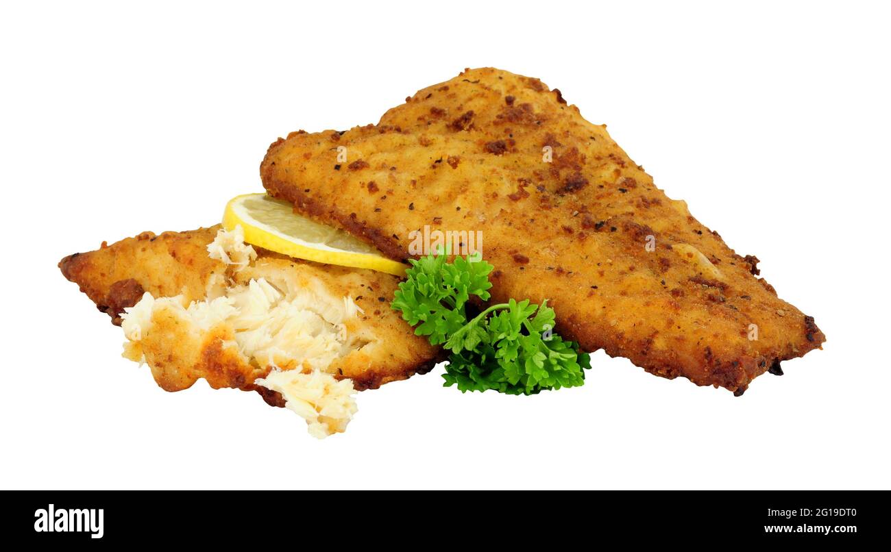Filets de poisson d'aiglefin frits et cuits isolés sur fond blanc Banque D'Images