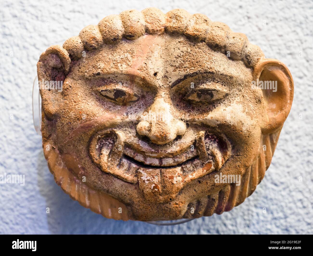 Relief terracottas décoratifs éléments architecturaux avec la face du Gorgon (monstre qui a tourné les gens à la pierre avec sa stare et décapité par Perseus) pour le Sanctuaire sud de Paestum - zone archéologique de ​​Paestum - Salerno, Italie Banque D'Images