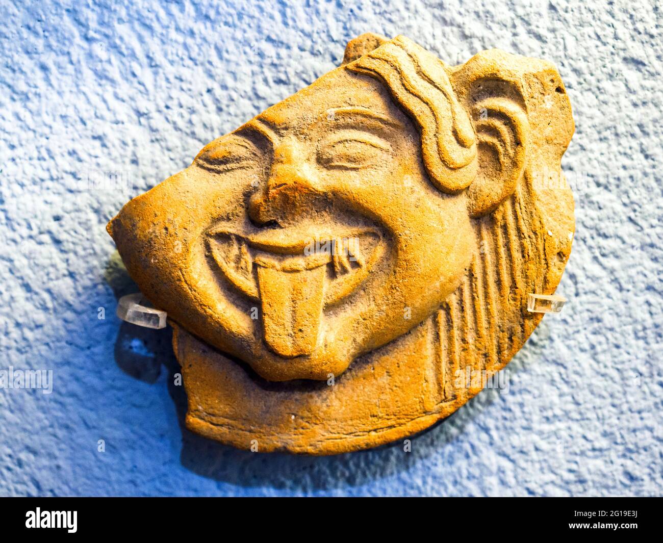 Relief terracottas décoratifs éléments architecturaux avec la face du Gorgon (monstre qui a tourné les gens à la pierre avec sa stare et décapité par Perseus) pour le Sanctuaire sud de Paestum - zone archéologique de ​​Paestum - Salerno, Italie Banque D'Images