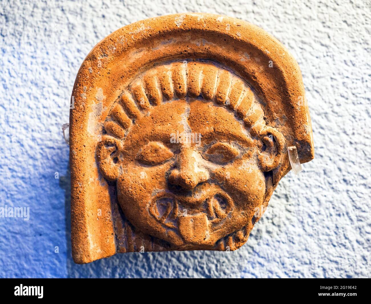 Relief terracottas décoratifs éléments architecturaux avec la face du Gorgon (monstre qui a tourné les gens à la pierre avec sa stare et décapité par Perseus) pour le Sanctuaire sud de Paestum - zone archéologique de ​​Paestum - Salerno, Italie Banque D'Images