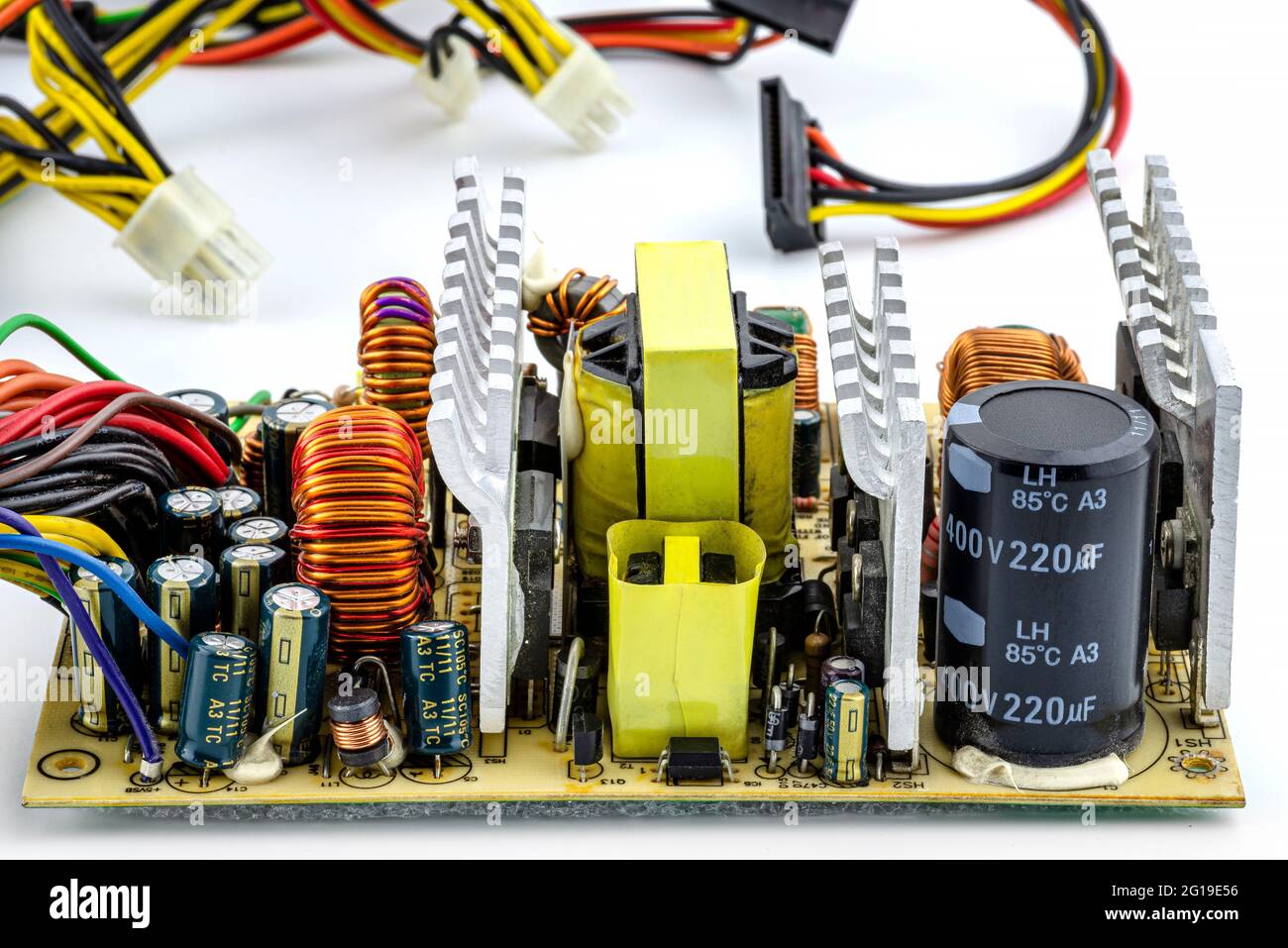 Une alimentation du calculateur ouverte à 220 volts avec des composants électroniques visibles sur la carte de circuit imprimé. Banque D'Images