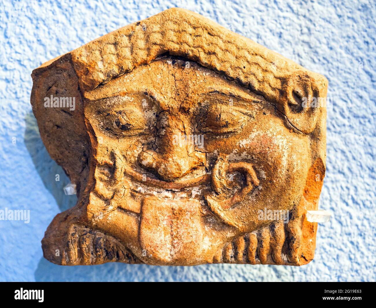 Relief terracottas décoratifs éléments architecturaux avec la face du Gorgon (monstre qui a tourné les gens à la pierre avec sa stare et décapité par Perseus) pour le Sanctuaire sud de Paestum - zone archéologique de ​​Paestum - Salerno, Italie Banque D'Images