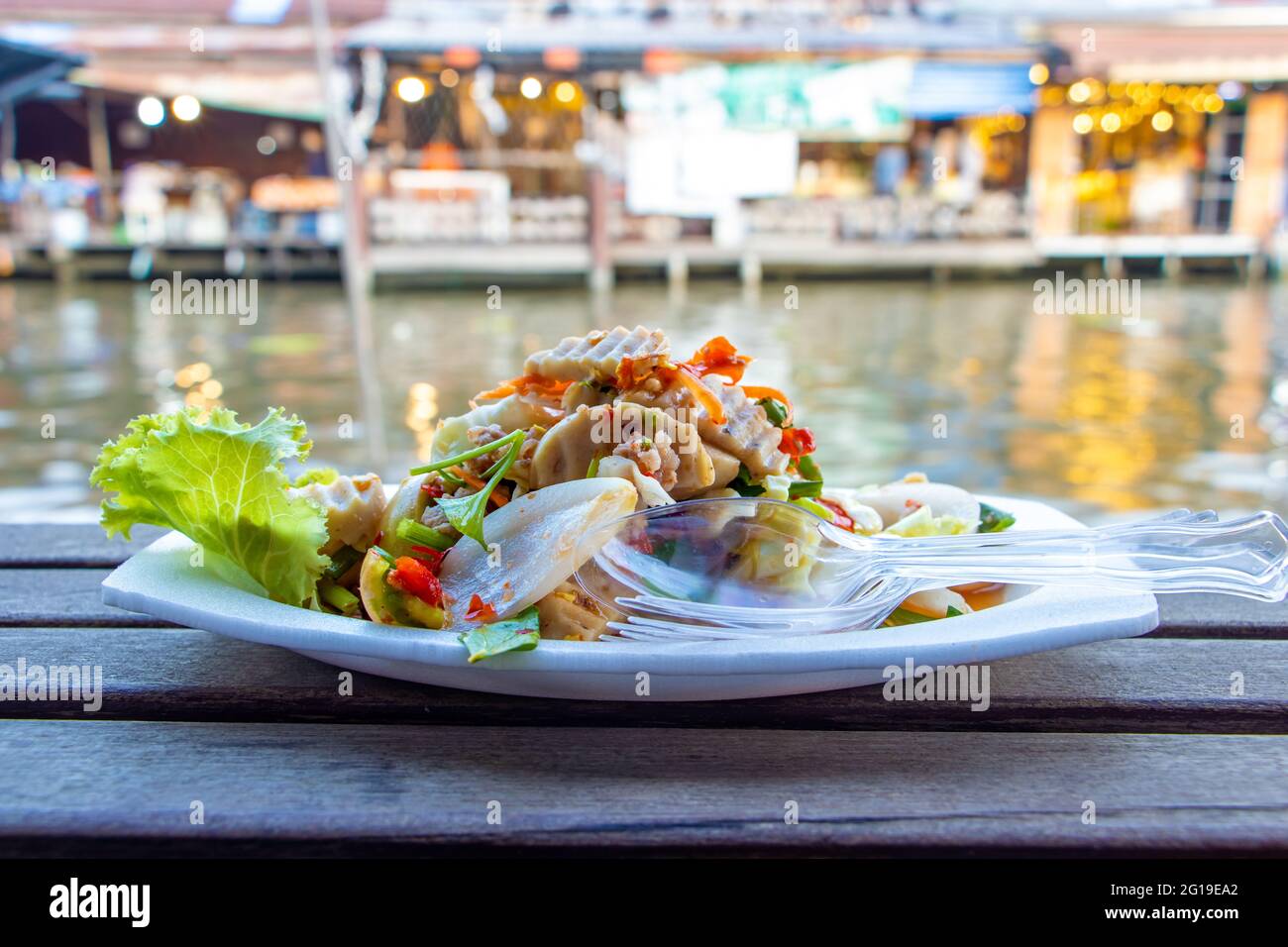 La salade de saucisse vietnamienne épicée sur un plat au marché flottant Khlong Lat Mayom, Thaïlande. Banque D'Images