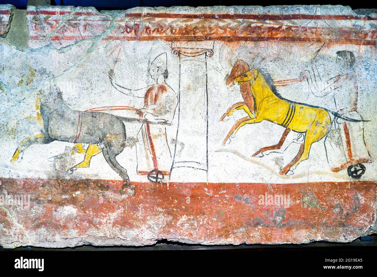 Fresque représentant la course charriot à deux chevaux Andriuolo, Tombeau 24 - dalle occidentale (370-360 av. J.-C.) - zone archéologique de ​​Paestum - Salerno, Italie Banque D'Images