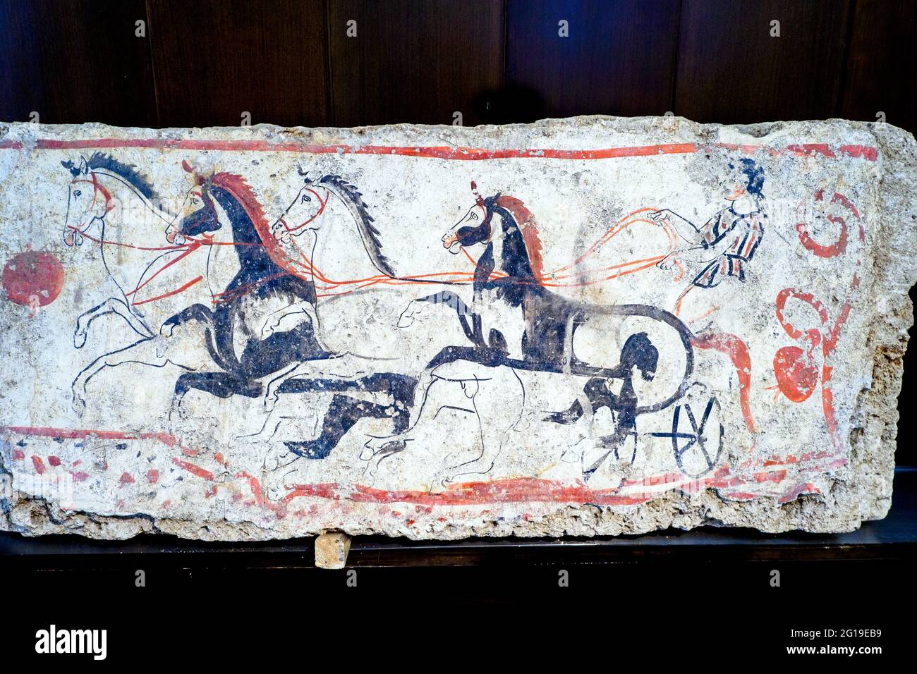 Fresque représentant la course de charriot à quatre chevaux Andriuolo, Tombeau 48 - plaque du Sud (340-330 av. J.-C.) - zone archéologique de ​​Paestum - Salerno, Italie Banque D'Images