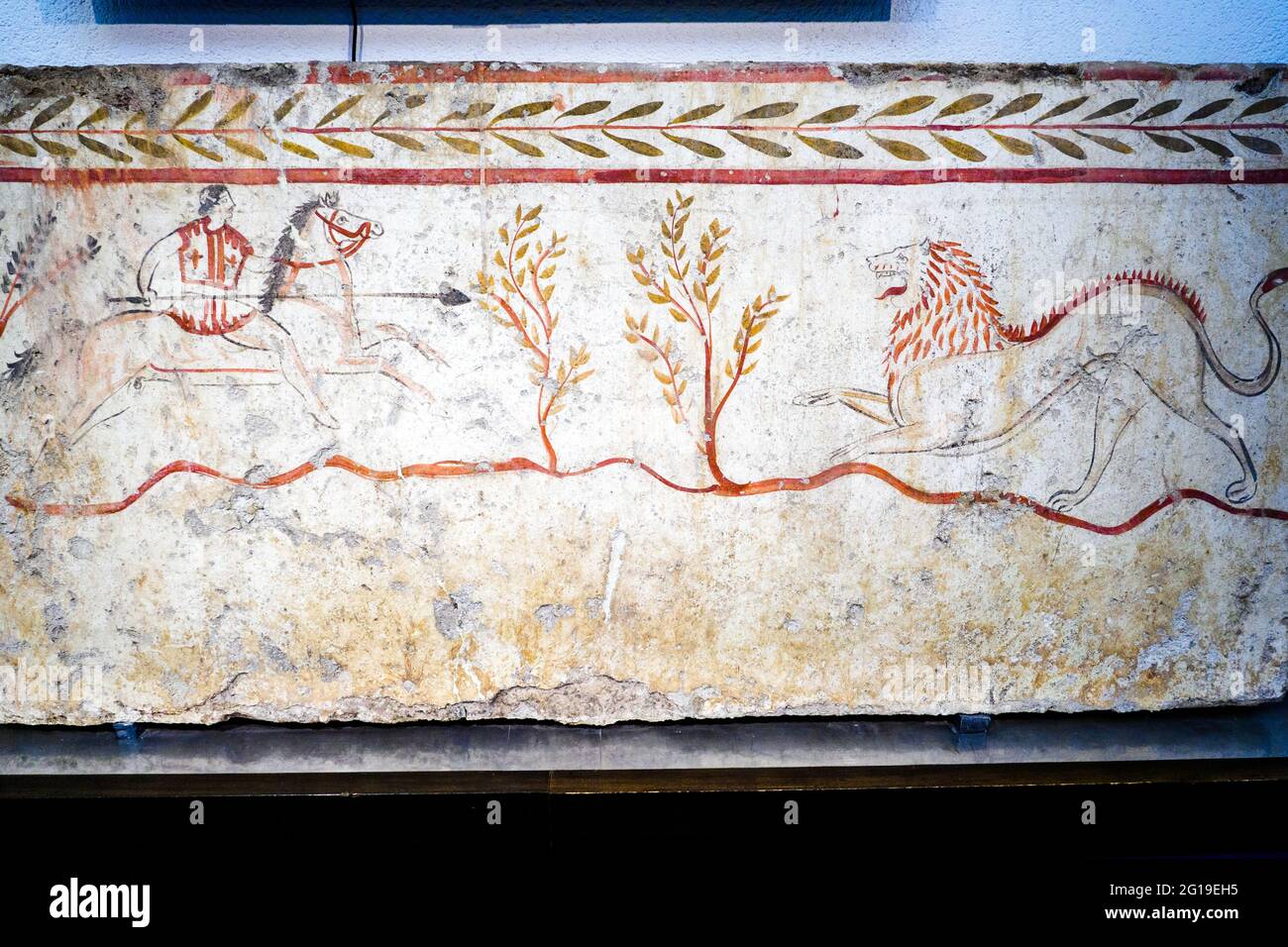 Fresque représentant une chasse au lion Arcioni, Tombeau 1 - dalle du Nord (375-350 av. J.-C.) - zone archéologique de ​​Paestum - Salerno, Italie Banque D'Images