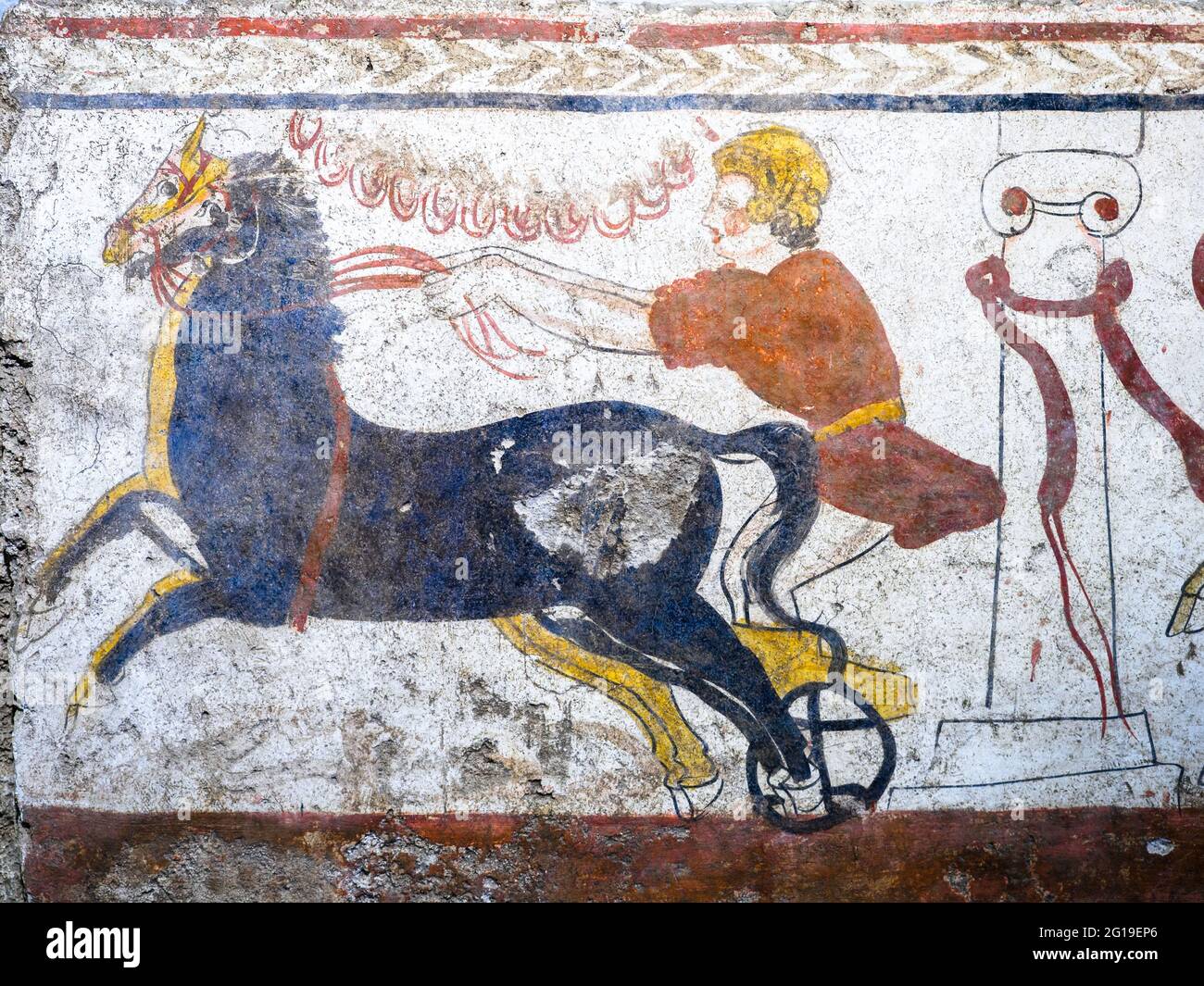 Fresque représentant la course de chars à deux chevaux (détail) Laghetto, Tomb X - dalle du Nord (350 av. J.-C.) - zone archéologique de ​​Paestum - Salerno, Italie Banque D'Images