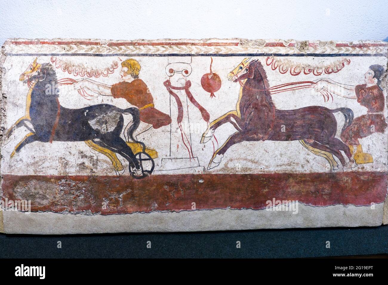 Fresque représentant la course de chars à deux chevaux Laghetto, Tomb X - dalle du Nord (350 av. J.-C.) - zone archéologique de ​​Paestum - Salerne, Italie Banque D'Images