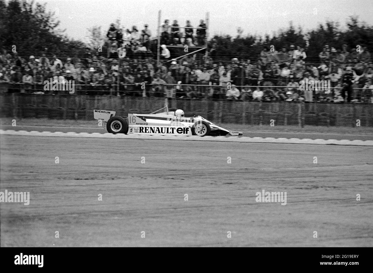 René Arrnoux à la vitesse de la Renault RE30 lors de la pratique du Grand Prix britannique de Silverstone 1981. Banque D'Images