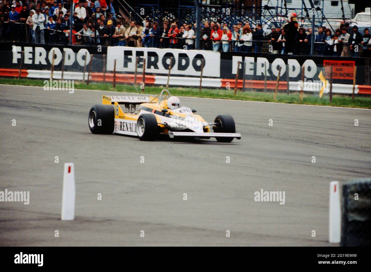 René Arrnoux à la vitesse de la Renault RE30 lors de la pratique du Grand Prix britannique de Silverstone 1981. Banque D'Images