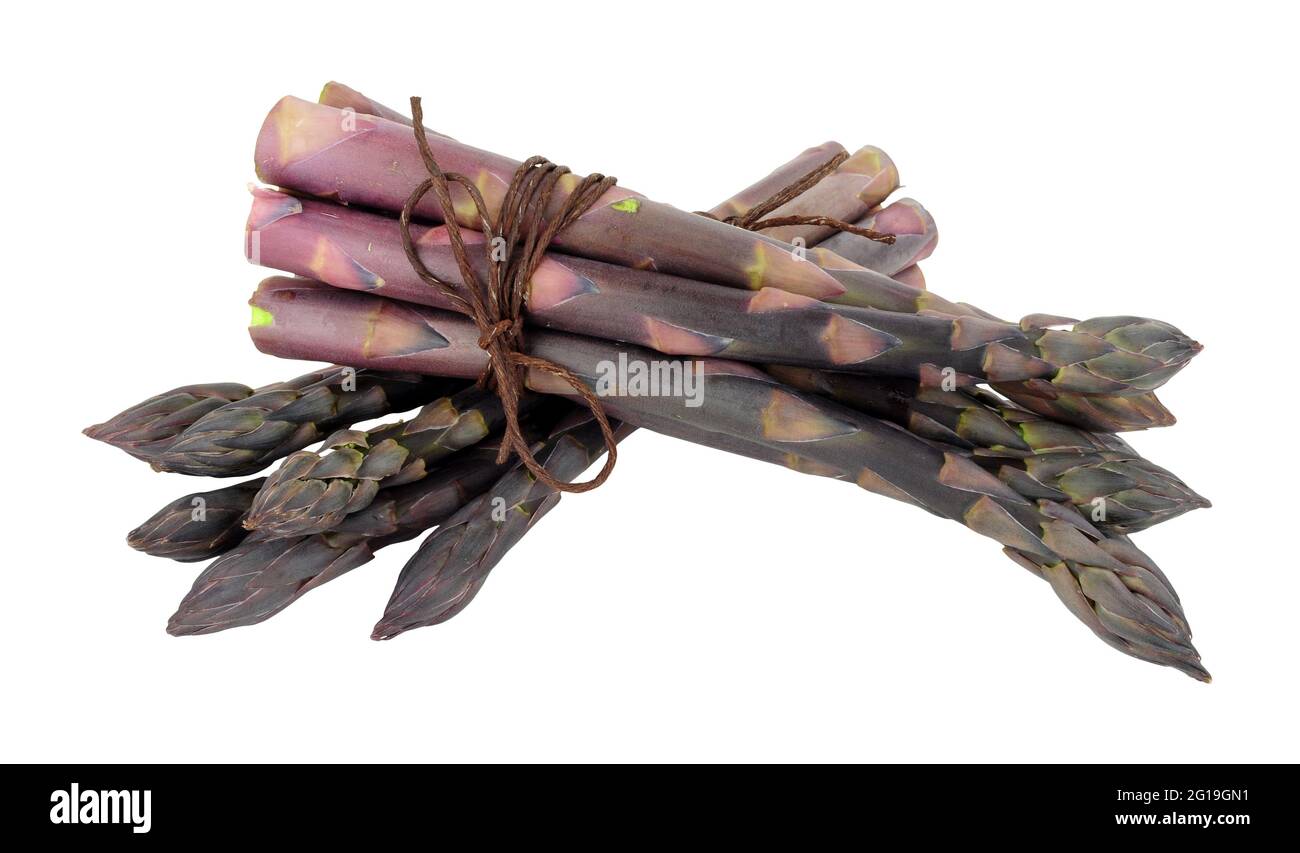 Salade violette fraîche, asperges isolées sur fond blanc Banque D'Images