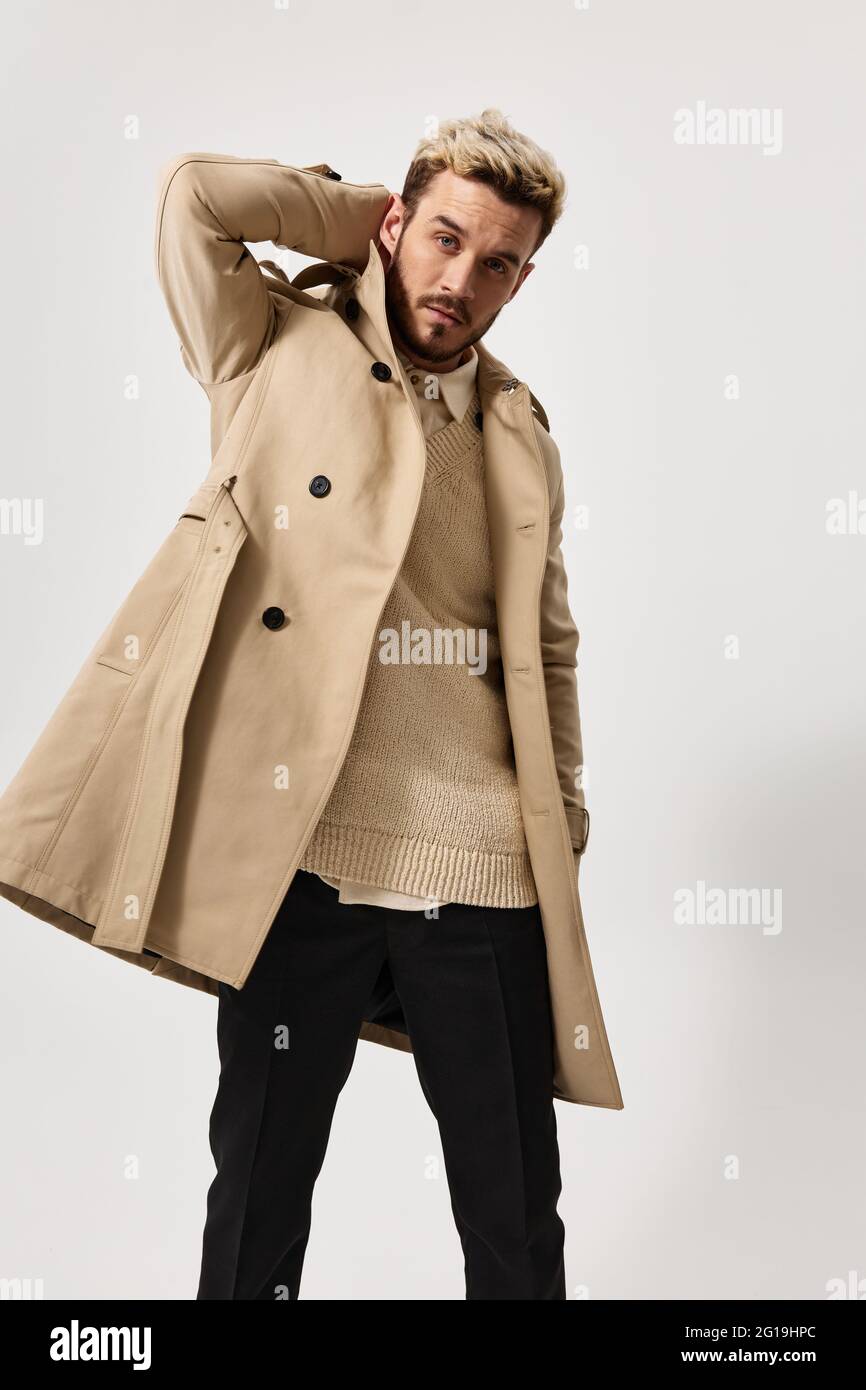 jeune homme en beige manteau pantalon foncé modèle de chandail Photo Stock  - Alamy