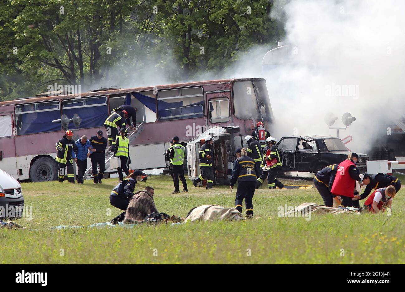 Non exclusif: HAI, UKRAINE - 4 JUIN 2021 - les sauveteurs pratiquent leurs premiers secours lors d'un accident dans le cadre des exercices spéciaux de l'Ukraine Banque D'Images