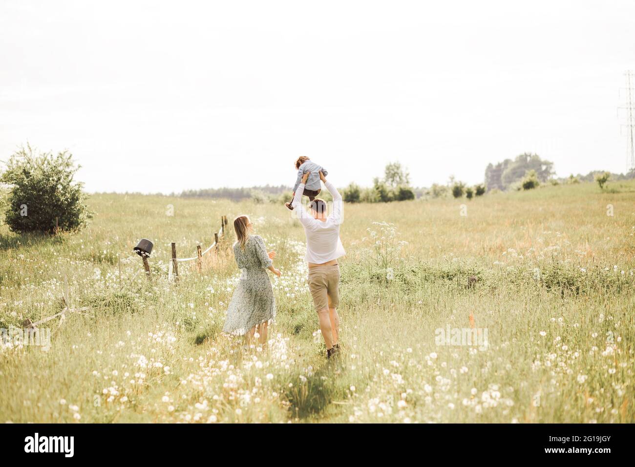 Papa Maman Et Bebe Sont Heureux De Passer Du Temps Ensemble Dans La Nature L Ete Photo Stock Alamy