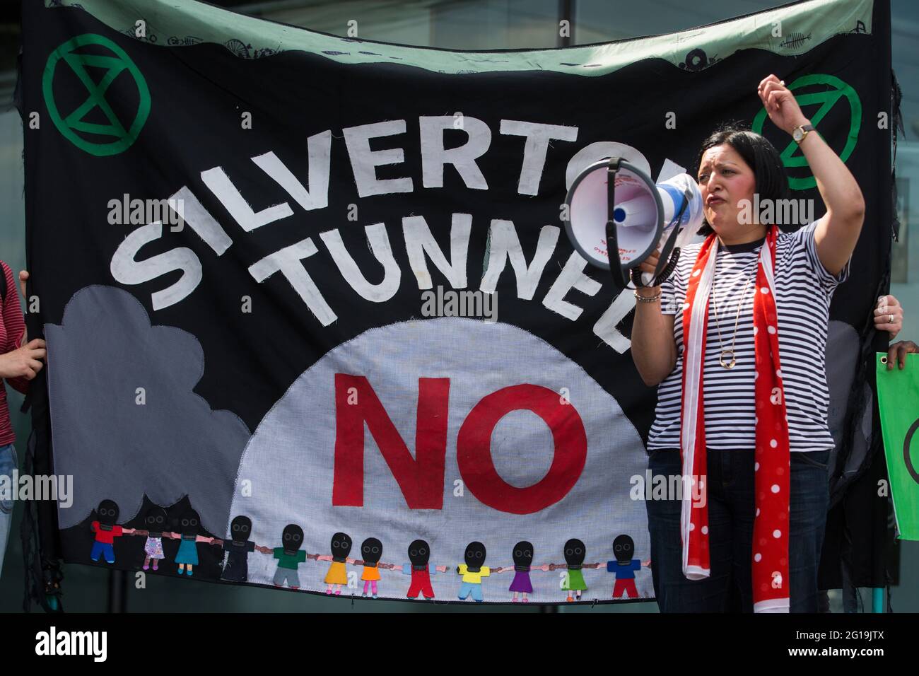 Londres, Royaume-Uni. 5 juin 2021. Rokhsana Fiaz, maire de Newham, s'adresse à des militants de l'environnement et à des résidents locaux qui protestent contre la construction du tunnel Silvertown. Les militants opposés à la nouvelle liaison routière controversée de 2 milliards de livres à travers la Tamise, du rond-point de Tidal Basin à Silvertown à la péninsule de Greenwich, affirment qu'elle est incompatible avec les engagements du Royaume-Uni en matière de changement climatique, car elle attirera davantage de trafic et entraînera une augmentation de la congestion et de la pollution de l'air pour Londres quartier le plus pollué. Crédit : Mark Kerrison/Alamy Live News Banque D'Images